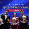 Обладатели премии «Золотой мяч» 2021 года. Слева направо: Нгуен Хоанг Дык, Ку Тхи Хуинь Ньы, Хо Ван И (Фото: ВИА)