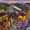 Туристы посещают древний городок Хойан в провинции Куангнам. (Фото: ВИА)