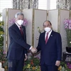 Президент Нгуен Суан Фук (справа) встречается с премьер-министром Сингапура Ли Сяньлуном 25 февраля (Фото: ВИА)