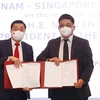 Предприятия двух стран обменялись контрактами и соглашениями о сотрудничестве в рамках Вьетнамско-сингапурского бизнес-диалога. (Фото: ВИА)