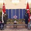Президент государства Нгуен Суан Фук (слева) и принимающая сторона из Сингапура Халима Якоб на встрече 25 февраля (Фото: ВИА)