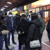 Граждане Вьетнама из Украины прибывают на вокзал в Бухаресте, столице Румынии. (Фото: ВИА)