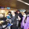 Эвакуированные из Украины граждане Вьетнама ожидают посадки на рейс во Вьетнам. (Фото: ВИА)