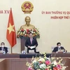 Председатель НС Выонг Динь Хюэ (стоит) выступает на 9-м заседании Постоянного комитета НС 10 марта. (Фото: ВИА)