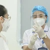 Премьер-министр Фам Минь Тьинь призывает ускорить вакцинацию бустерной дозой лиц в возрасте 18 лет и старше. (Фото: ВИА)