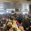 Граждане Вьетнама в очереди на выезд в аэропорту Бухареста, Румыния. (Фото: Мань Хунг/ВИА)