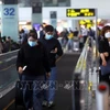 Международные туристы входят в аэропорт Нойбай. (Фото: ВИА)