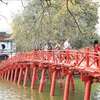 Мост Тхехук на озере Хоанкием в центре Ханоя. (Фото: ВИА)