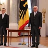 Президент Германии Франк-Вальтер Штайнмайер (справа) приветствует посла Вьетнама в Германии Ву Куанг Миня (Фото: ВИА) 