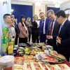Посол Данг Минь Кхой представил заместителю министра сельского хозяйства Сергей Левин и делегатам некоторые типичные вьетнамские продукты, экспортируемые на российский рынок. (Фото: Чан Хиеу/Vietnam+)