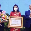 Президент штата Нгуен Суан Фук наградил уезд Кучи орденом Труда третьей степени. (Фото: ВИА)