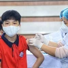 Ученики 6 класса школы Кхыонгдинь вакцинированы против COVID-19. (Фото: ВИА)