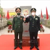 Министр национальной обороны генерал Фан Ван Жанг (слева) и его китайский коллега генерал-лейтенант Вэй Фэнхэ у международных пограничных ворот Шуйкоу (Фото: ВИА)
