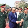 Президент Нгуен Суан Фук с командирами 1-го военного округа. (Фото: Тхонг Нят/ВИА)