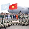 Президент Нгуен Суан Фук и вьетнамские миротворцы. (Фото: ВИА)