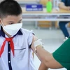 Ученику делают прививку от COVID-19 в провинции Биньтхуан. (Фото: ВИА)