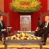 Генеральный секретарь ЦК КПВ Нгуен Фу Чонг принимает премьер-министра Японии Кисиду Фумио, находящегося с официальным визитом во Вьетнаме. (Фото: Чи Зунг/ВИА)