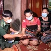 Военный врач информирует о репродуктивном здоровье, мобилизируя женщин не рожать третьего ребенка. (Фото: До Чыонг/ВИА)
