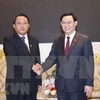 Председатель НС Выонг Динь Хюэ принимает министра финансов Лаоса Боунчома Обонпасерта (Фото: ВИА) 