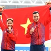 Нгуен Тхи Тхань Фук, золотая медалистка в женской ходьбе на 20 км, и ее брат Нгуен Тхань Нгунг, бронзовый медалист в мужской ходьбе на 20 км, позируют фотографу. (Фото: ВИА)
