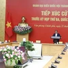 Премьер-министр Фам Минь Тьинь выступает на онлайн-встрече с избирателями в Кантхо (Фото: ВИА)