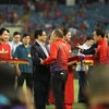 Премьер-министр Фам Минь Тьинь пожимает руку тренеру сборной Вьетнама до 23 лет Паку Ханг Со после финального матча 22 мая (Фото: ВИА) 