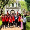 Спортивная делегация Таиланда посетила Храм Литературы в Ханое. (Фото: ВИА)