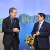 Премьер-министр Фам Минь Тьинь (справа) встречается с генеральным директором Intel Патриком Гелсингером в Ханое 27 мая. (Фото: ВИА) 