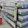 Покупатель делает покупки в супермаркете Winmart. (Фото: ВИА) 