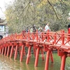 Туристы на мосту Хук, популярном месте в центре Ханоя. (Фото: ВИА) 