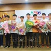 Вьетнамские школьники получили медали на Азиатской олимпиаде по физике 2022 года. (Фото: ВИА)