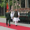 Министр обороны Фан Ван Жанг и министр обороны Индии Раджнат Сингх принимают почетный караул. (Фото: ВИА)
