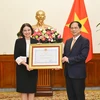 Министр иностранных дел Вьетнама Буй Тхань Шон наградил Орденом дружбы Вьетнамского государства посла Австралии во Вьетнаме Робина Муди. (Фото: ВИА)