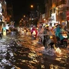 Сильный дождь и наводнение затрудняют движение транспортных средств. (Фото: ВИА)