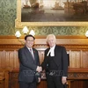 Председатель НС Выонг Динь Хюэ (слева) встречается со спикером Палаты лордов Великобритании Джоном Макфоллом 