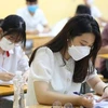 Школьники проверяют личную информацию перед сдачей экзамена по литературе в средней школе Фан Динь Фунг в районе Ба Динь, Ханой утром 7 июля. (Фото: ВИА)