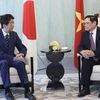 Премьер-министр Фам Минь Тьинь принимает бывшего премьер-министра Японии Синдзо Абэ во время его официального визита в Японию во второй половине дня 24 ноября 2021 года. (Фото: ВИА)