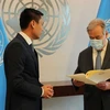 Посол Данг Хоанг Жанг (слева) передает письмо премьер-министра Фам Минь Тьиня Генеральному секретарю ООН Антониу Гутерришу (Фото: ВИА) 