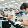 Производственная деятельность на заводе Trung Nam EMS в Парке высоких технологий Дананга (Фото: ВИА) 