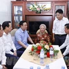 Председатель Национального собрания Выонг Динь Хюэ посетил 89-летнюю Мать-героиню Нгуен Тхи Ким Оань в городе Винь, у которой два сына погибли за Родину. (Фото: Зоан Тан/ВИА)
