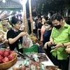 Посетители с удовольствием дегустируют блюда на «Неделя сельскохозяйственной продукцией ОООП Ханоя и провинций в 2022 году». (Фото: ВИА)