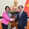 Министр иностранных дел Буи Тхань Шон имел встречу с помощником Генерального секретаря ООН Канни Вигнараджа. (Фото: ВИА)