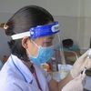 Медицинский работник готовится к введению вакцины против COVID-19. (Фото: ВИА)