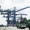 Погрузка контейнеров в порту Катлай (Хошимин) (Фото: Хонг Дат/ВИА)