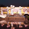 Королевское танцевальное представление для посетителей, решивших осмотреть Императорскую цитадель Тханглонг в Ханое ночью. (Фото: ВИА)