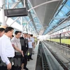Премьер-министр Фам Минь Тьинь посещает терминал S8 на улице Каужай городской железной дороги участка Ньон- вокзал Ханой. (Фото: ВИА) 