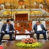 Председатель Народного комитета Ханоя Чан Ши Тхань (справа) и председатель KOVECA Ким Кил Су на встрече 11 августа (Фото: hanoimoi.com.vn) 