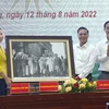 Генеральный директор ВИА Ву Вьет Чанг (слева) вручает подарок муниципальному народному комитету Хайфона. (Фото: ВИА) 