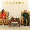 Заместитель министра обороны генерал-полковник Хоанг Суан Чиен (справа) и постоянный координатор ООН во Вьетнаме Полин Тамесис на встрече в Ханое 12 августа (Фото: ВИА)