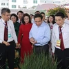 Премьер-министр Фам Минь Тьинь (спереди второй справа) и другие посещают выставку научных и технологических моделей и продуктов на мероприятии (Фото: ВИА) 